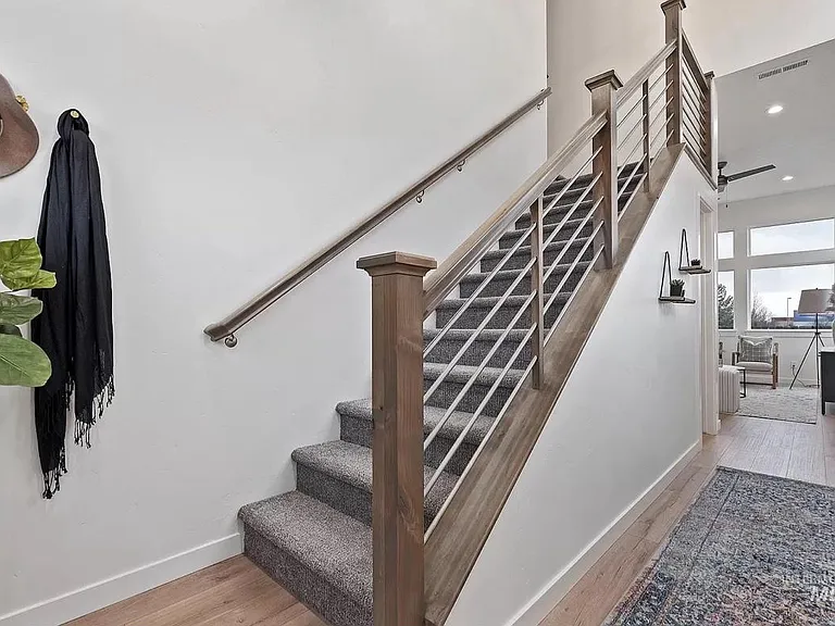 1533 N Pineview Ln — Photo 4