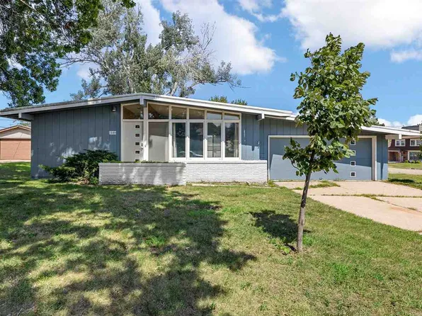 2500 Falbrook Dr NE, Cedar Rapids, IA 52402