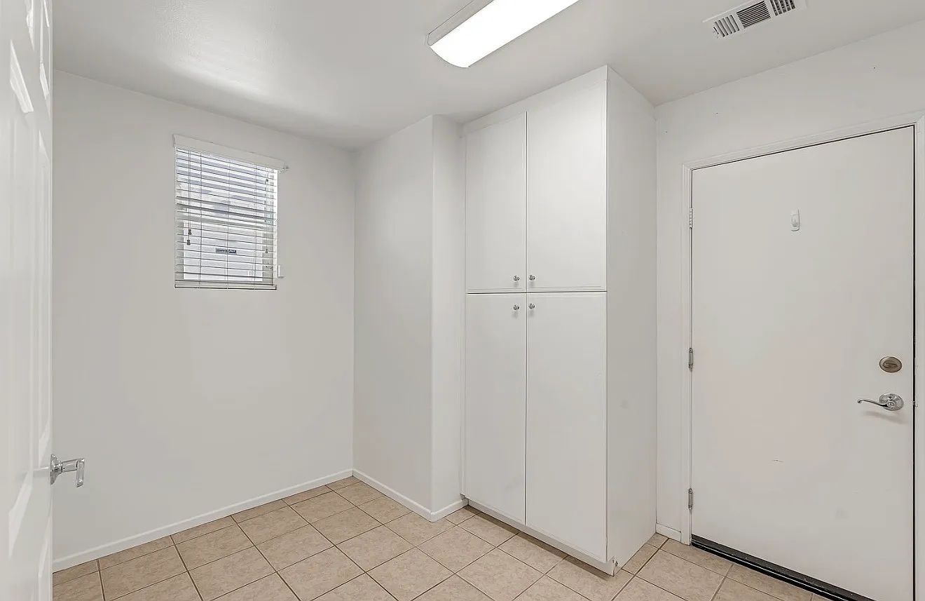 5 bed, 3270 sqft, $3,950 — Photo 3