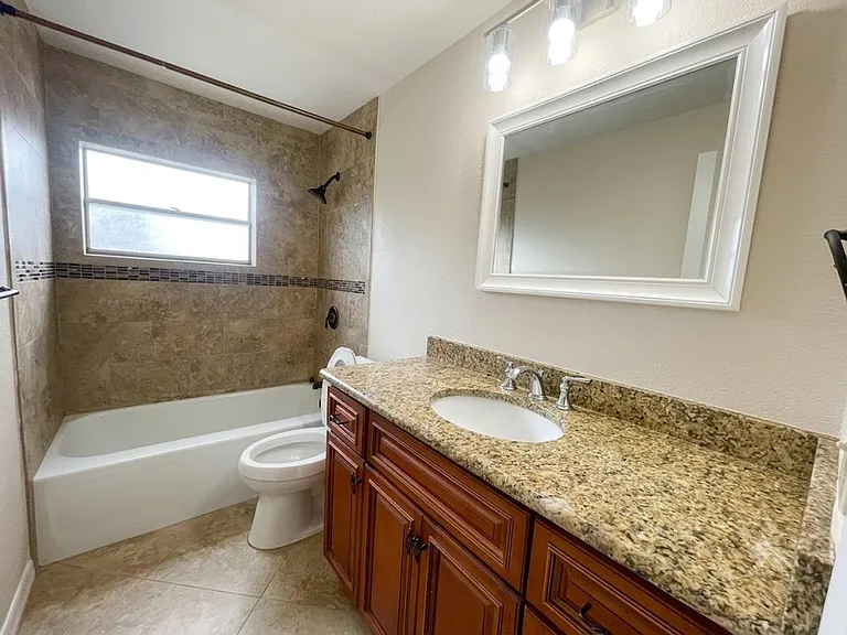 1102 Elmwood St #G — Photo 8