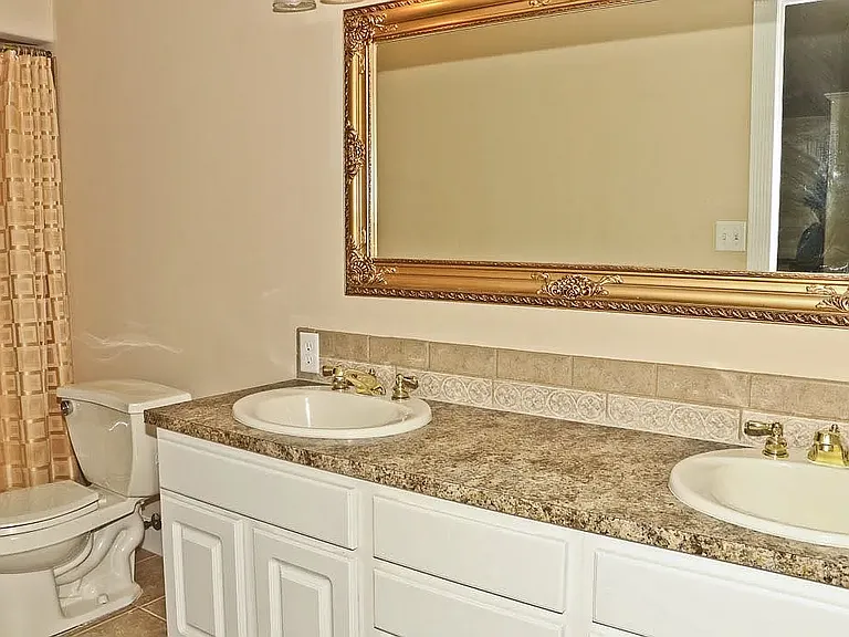 Master bathroom (basement)