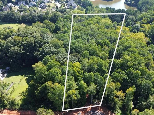 725 Labrador Ln, Winston Salem, NC 27106
