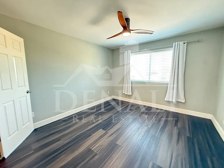 811 E Chilton Dr — Photo 28