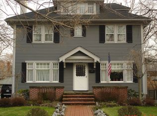 2696 Scarborough Rd, Cleveland Heights, OH 44106