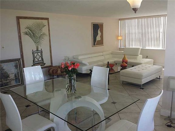 2nd image of 18011 Biscayne Blvd #10051