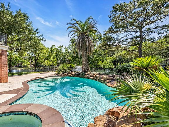 3rd image of 15935 Lake Loop Dr
