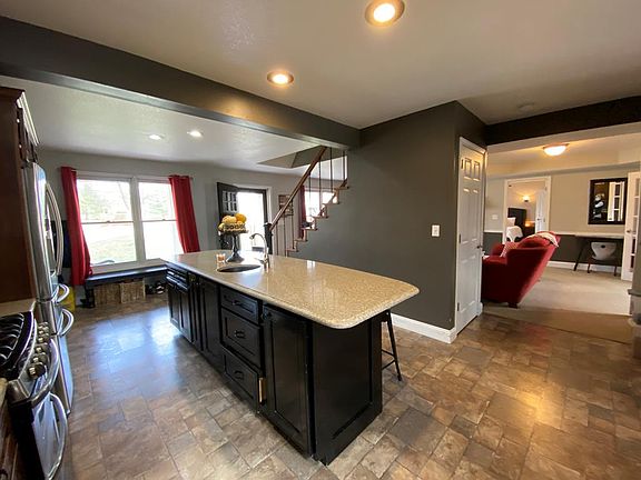 5th image of 415 Garrett Dr