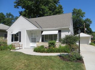 2356 N 101st St, Wauwatosa, WI 53226