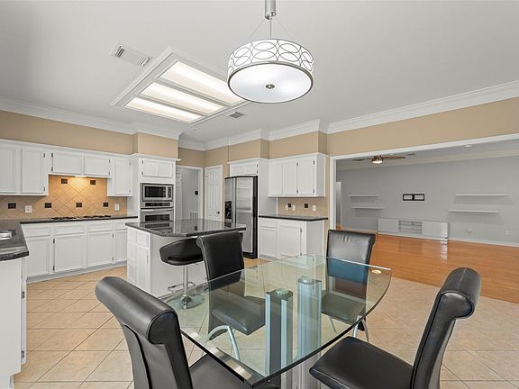 5th image of 14 Sterling Ct
