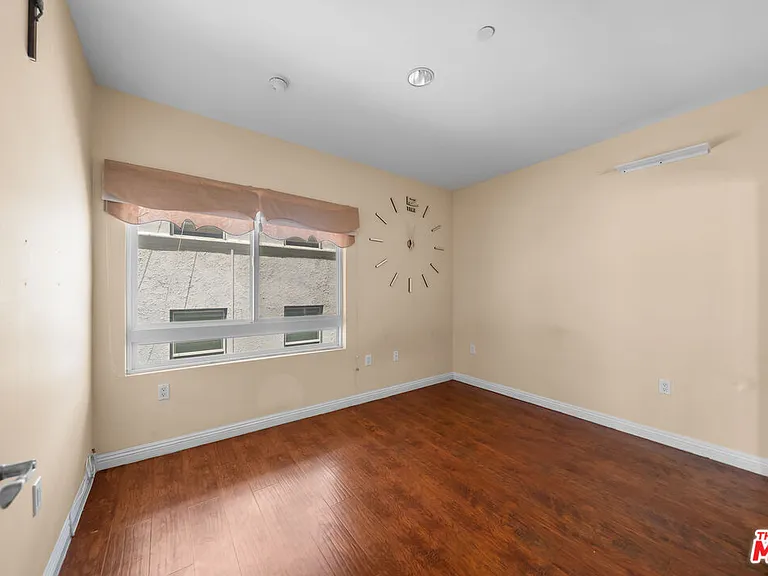 980 S Oxford Ave #202 — Photo 2