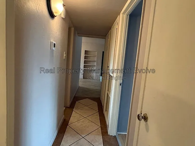 2307 W Rose Ln — Photo 11