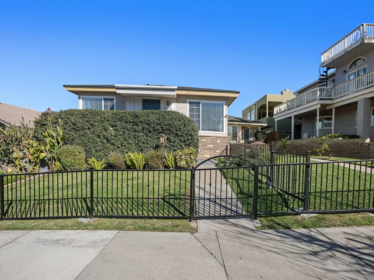 2 bed, 1.0 bath, 915 sqft, $6,000 — Photo 1