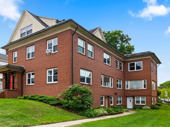 8 Lake St, Webster, MA 01570