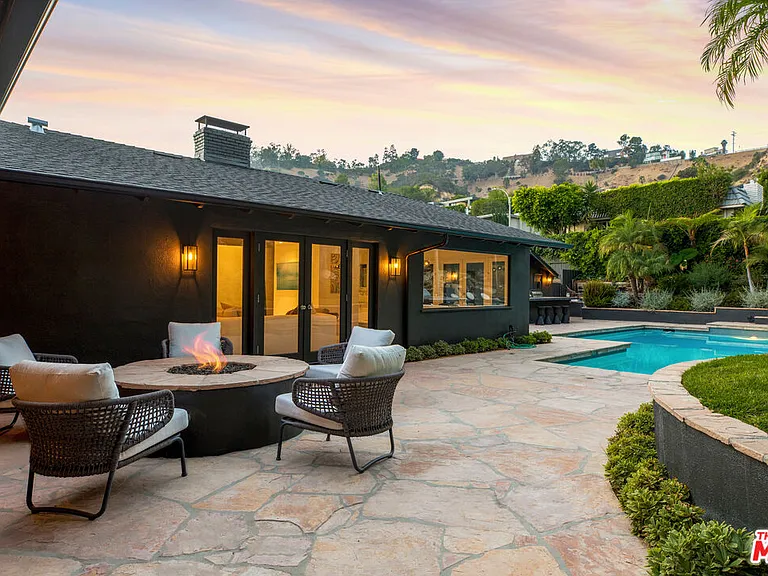 1744 N Doheny Dr — Photo 3