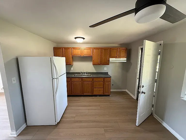 3 bed, 900 sqft, $1,795 — Photo 2