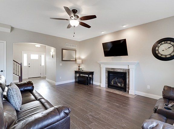 5th image of 909 Barbara Dr