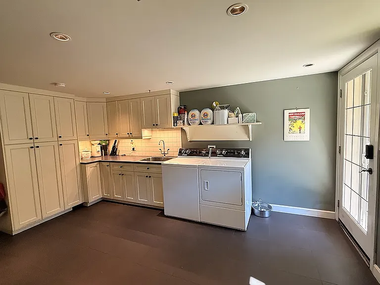 Mud room, pantry and laundry