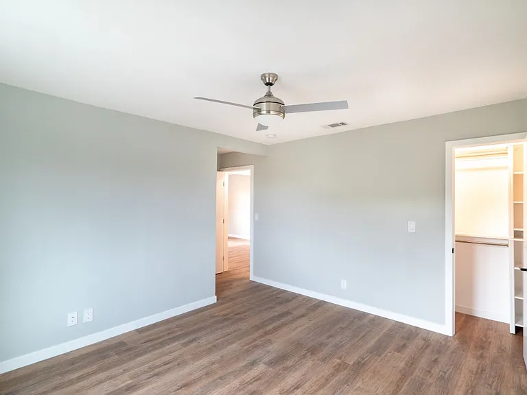 5847 Willoughby Ave — Photo 15