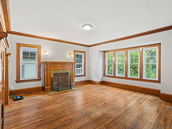 4th image of 3040 N Maryland Ave