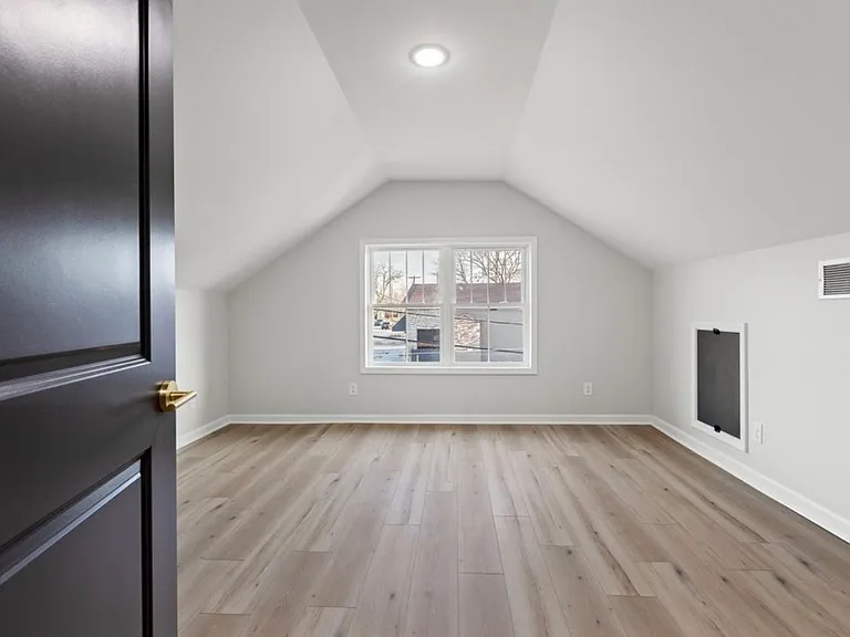 841 Georgetown St — Photo 10