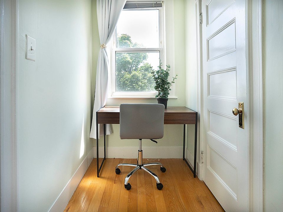 Office nook in 1st bedroom