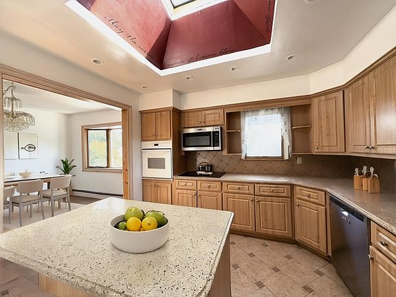 3rd image of 3 Flower Ln