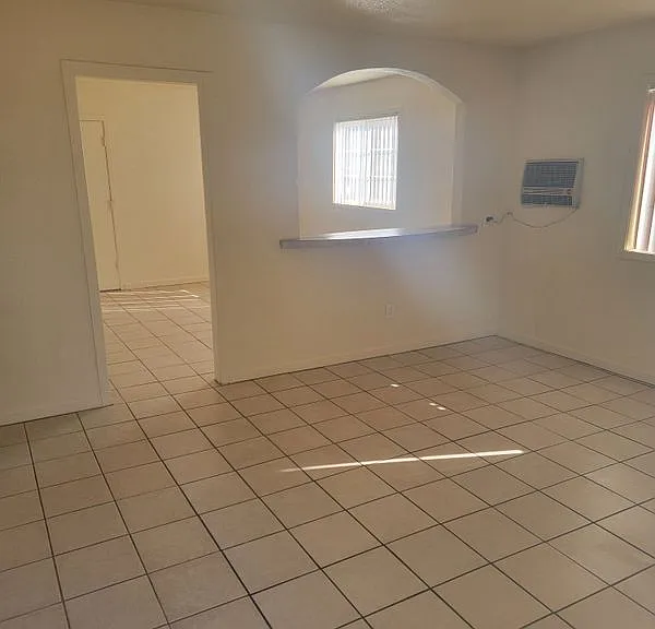 1593 Riverside Dr — Photo 2