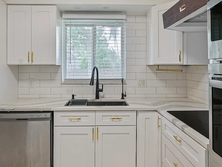 4751 Beacon St — Photo 14