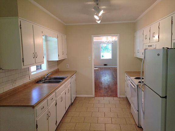 kitchen (looking to dining room)