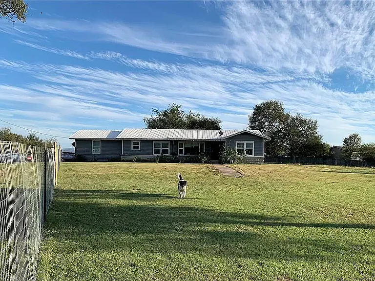 2813 W Highway 21 — Photo 2