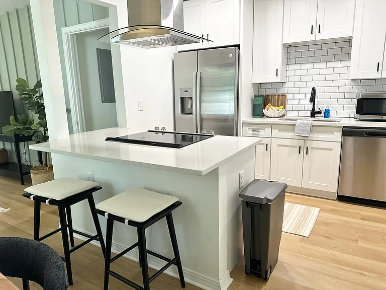 1280 Rensselaer Ave — Photo 3