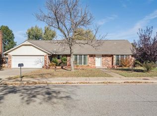 1213 Woodview Ln, Edmond, OK 73013