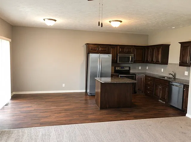 3 bed, 1898 sqft, $2,250 — Photo 3