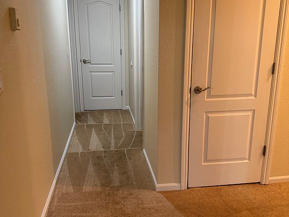 Entrance way + closet