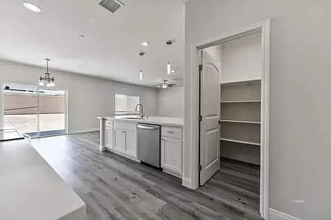 401 Abigail St — Photo 9
