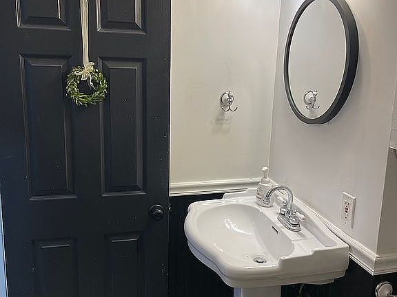 5th image of 34 Oak St