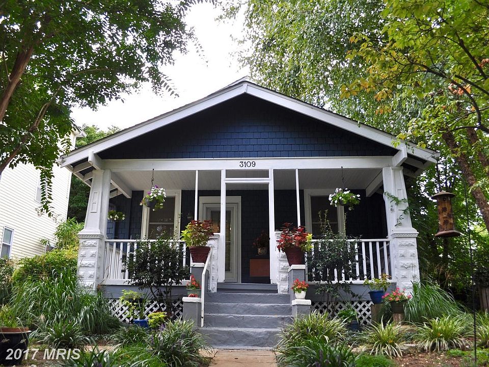 Charming Mt. Rainier bungalow!