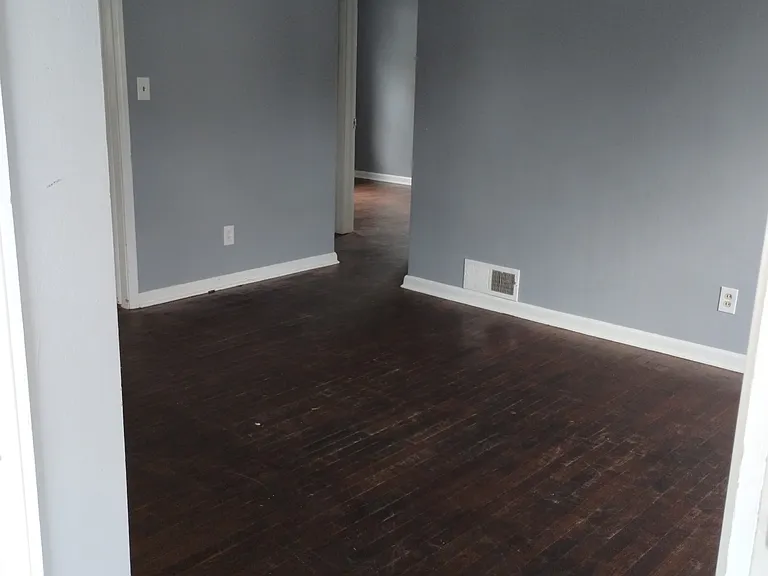 2422 Kentucky Ave — Photo 2