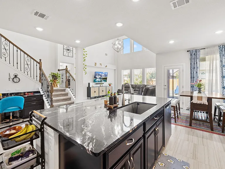 724 Pioneer Grv — Photo 13