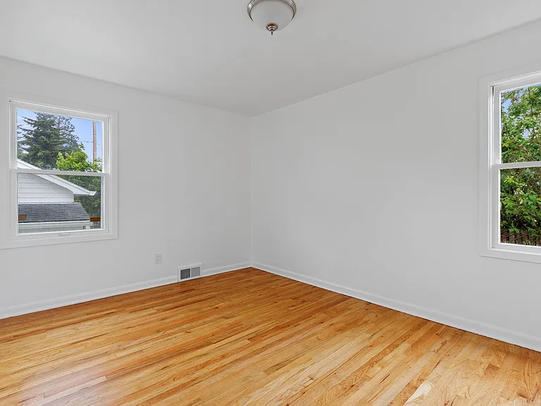 3715 NE Roselawn St — Photo 9