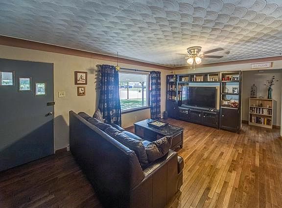 5th image of 319 Bel Air Dr