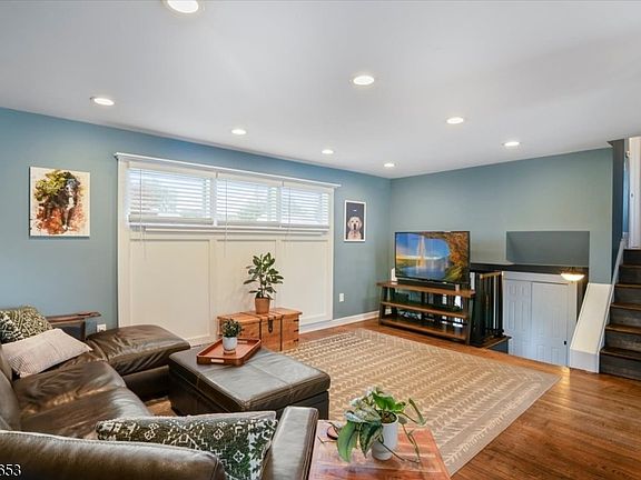 4th image of 259 W Warren St