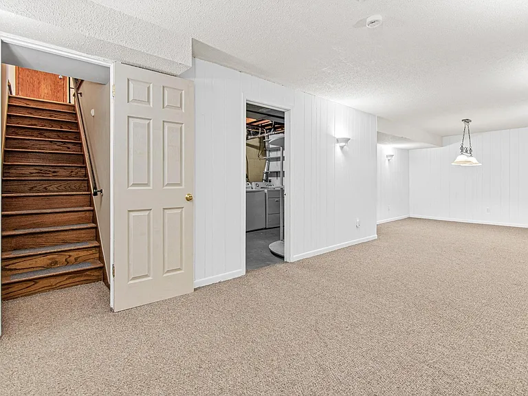3225 Lanewood Ln N — Photo 32