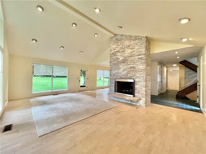 4 bed, 2.5 bath, 2406 sqft, $4,850 — Photo 3