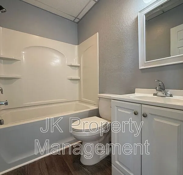 809 15th St #202 — Photo 18