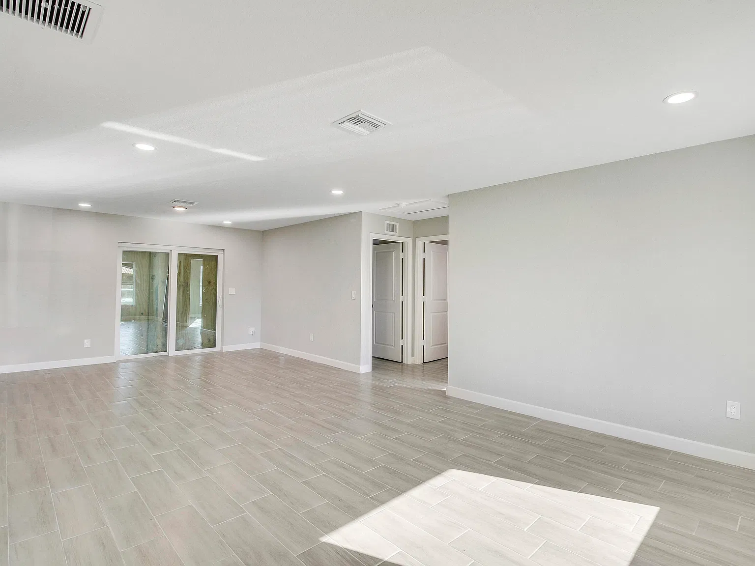 3 bed, 2.0 bath, 2296 sqft, $1,650 — Photo 2