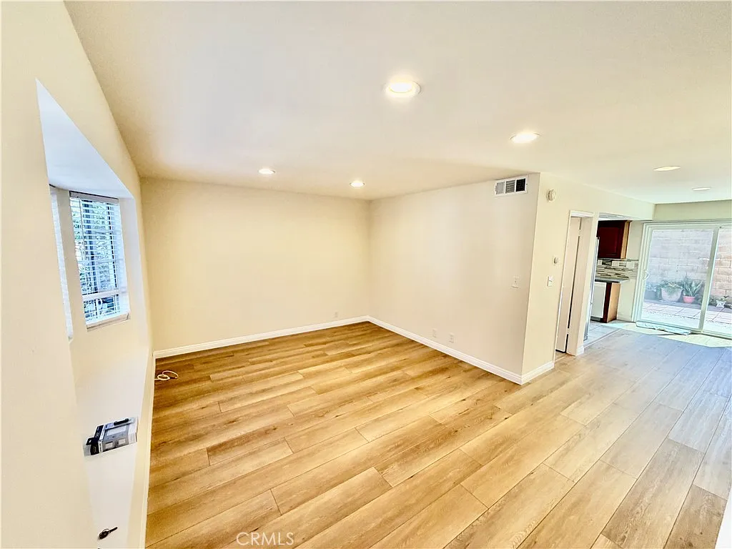Building Photo - 539 E Erna Ave