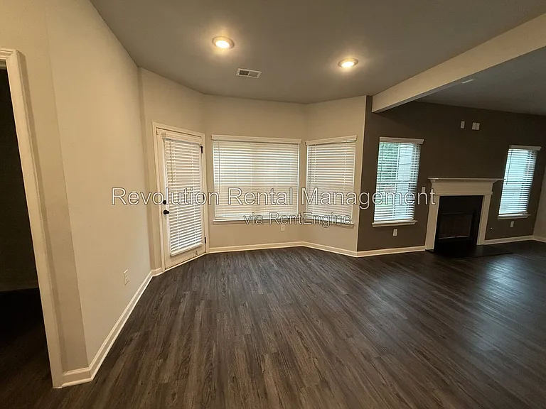 1009 Fable Ln — Photo 5