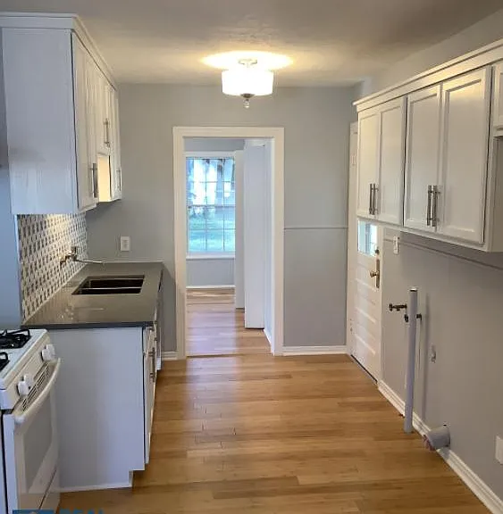 213 Donald St — Photo 2