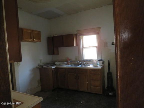 2nd image of 204 Wood St N